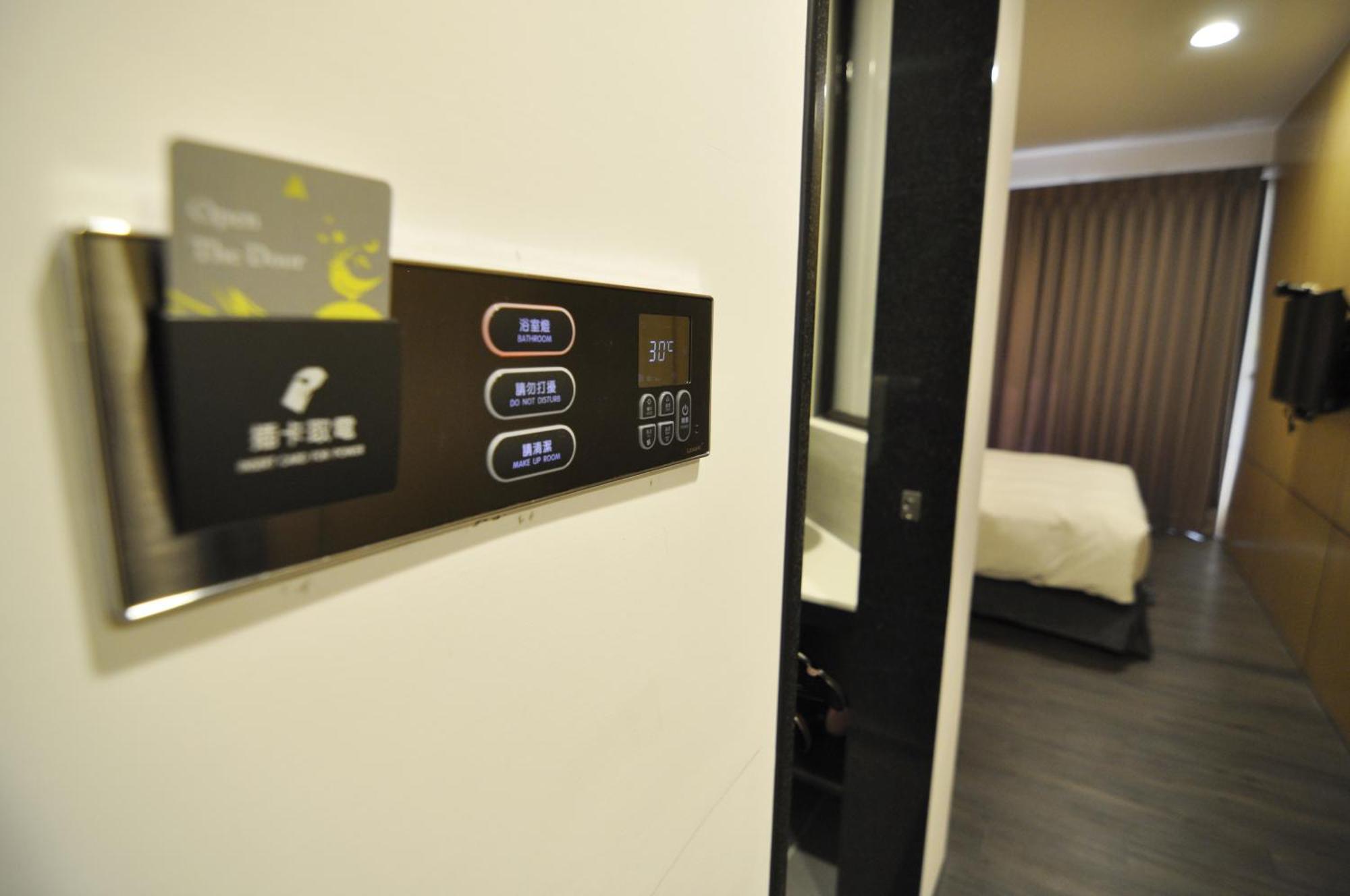 Feng Jia 25 Hotel Taichung Bagian luar foto